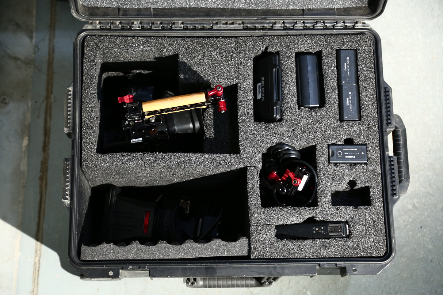CANON C300 PL-MOUNT CAMERA 2200 Hours – Complete KIT